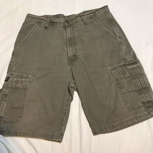 Wrangler tan cargo shorts!